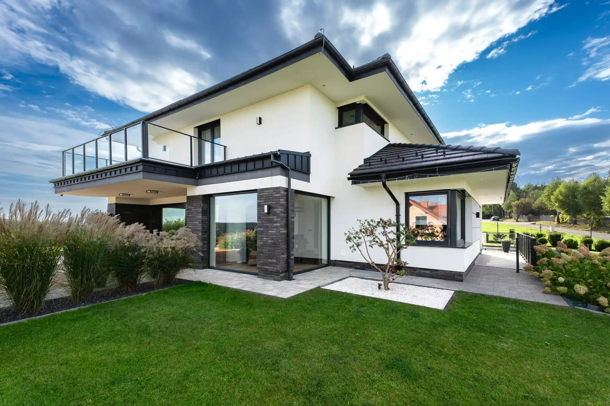 Maison moderne équipée de fenêtres anthracite